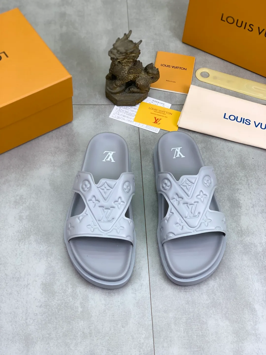 Men's shoes 💰P320💰【New style】🆘 Original quality 【LOUIS VUITTON】The popular Louis Vuitton LV men's slippers on the official website are on sale simultaneously! Original fabric imported from Italy, original factory special supply, code number: 38-44 (45 customized), many colors available